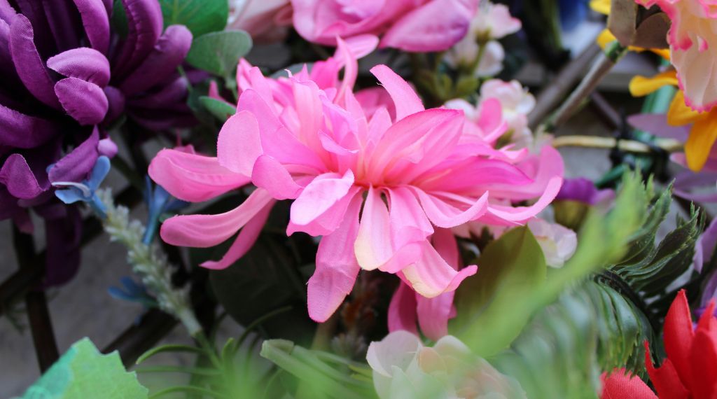 fleurs artificielles pour décorer la tombe