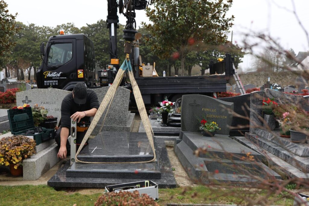 la-pose-de-la-pierre-tombale-au-cimetière