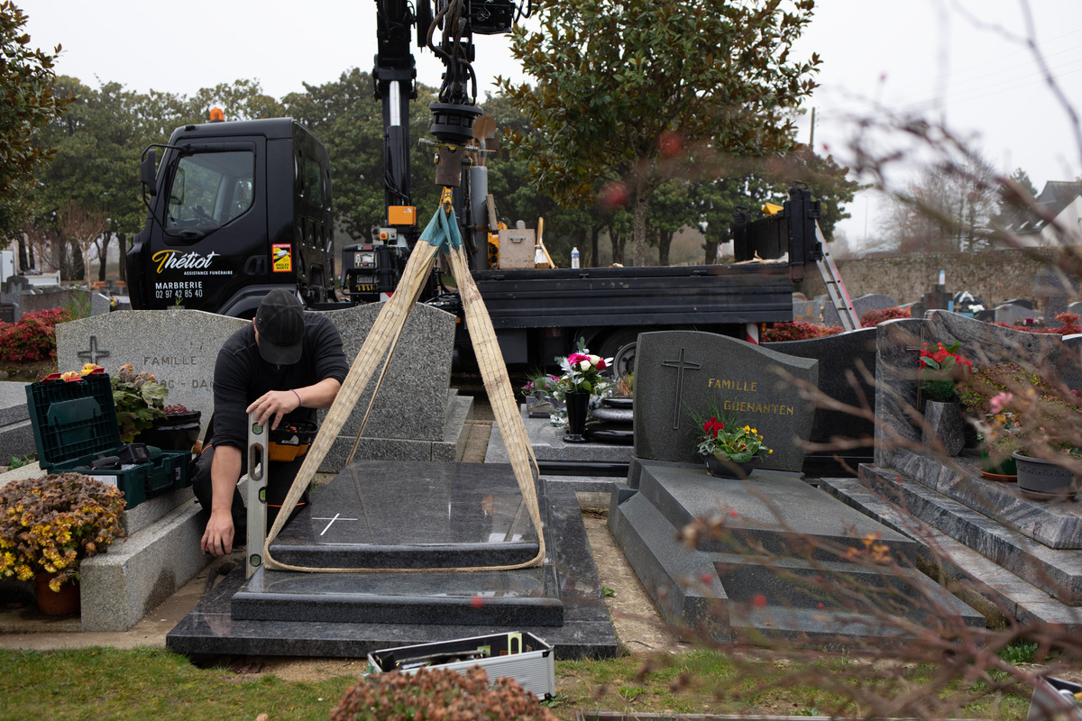 La pose et l’installation d’une pierre tombale